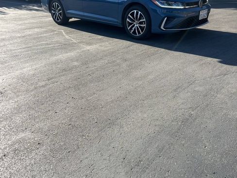 Used 2025 Volkswagen Jetta SE FWD image 5