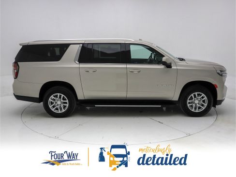 Used 2024 Chevrolet Suburban LT image 2