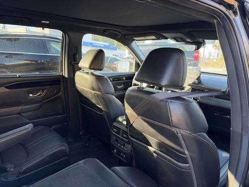 Used 2025 Honda Pilot TrailSport image 11