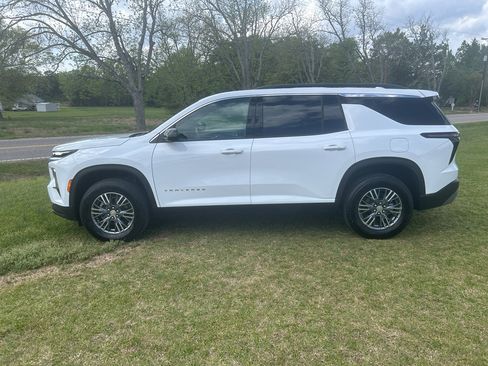 Used 2024 Chevrolet Traverse LT image 8