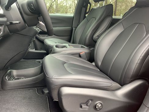 New 2026 Chrysler Pacifica Select image 14