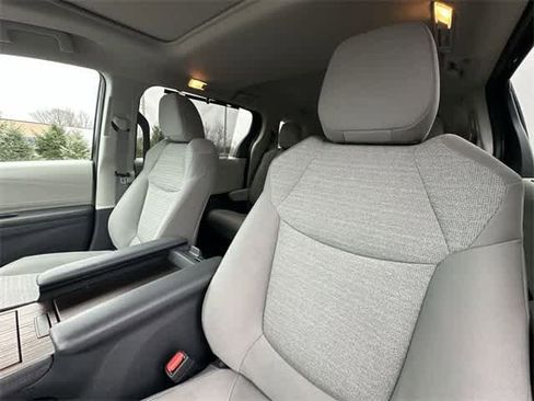 Used 2022 Toyota Sienna LE image 15