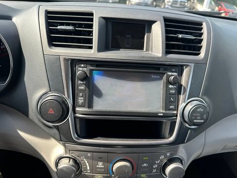 Used 2013 Toyota Highlander SE FWD image 30