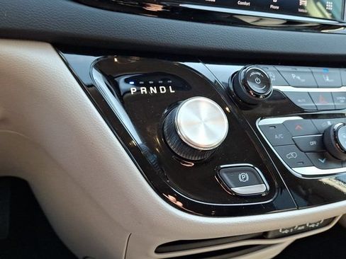 Certified 2024 Chrysler Pacifica Touring-L FWD image 19