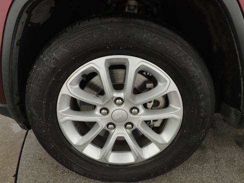 Used 2021 Jeep Grand Cherokee Laredo image 7