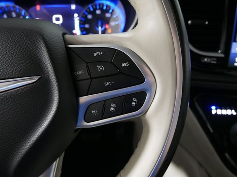 Used 2021 Chrysler Pacifica Limited AWD/4WD image 28