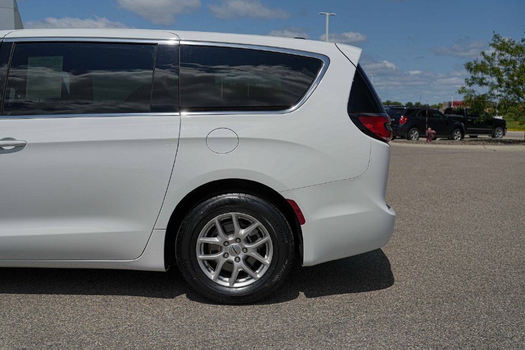 Used 2025 Chrysler Pacifica Select FWD image 13