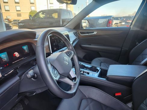 Used 2025 Volkswagen Atlas SE image 18