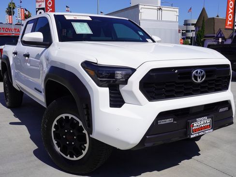 Certified 2025 Toyota Tacoma TRD Off-Road w/ TRD Off Road Upgrade Package AWD/4WD image 2