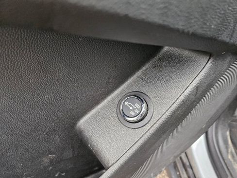 Used 2023 Chevrolet Traverse LT image 11