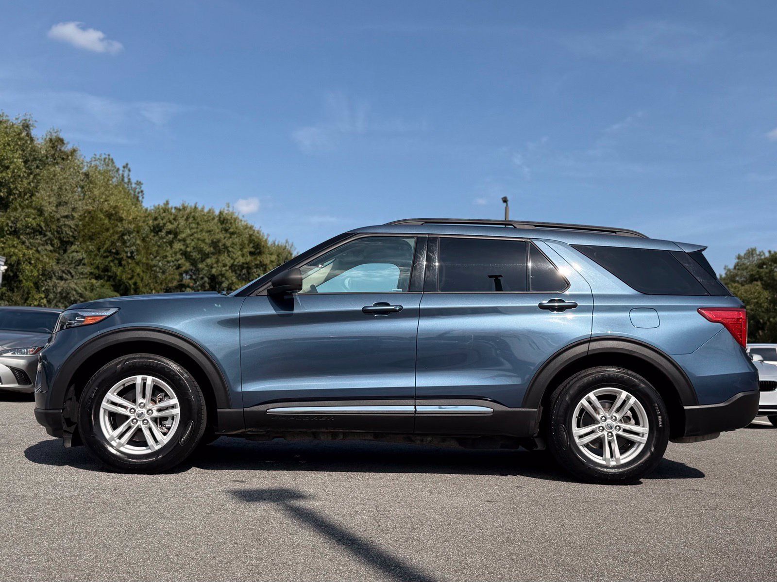 Used 2020 Ford Explorer XLT w/ Equipment Group 202A RWD image 2