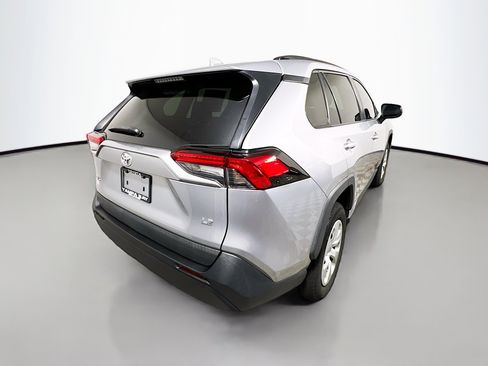 Used 2021 Toyota RAV4 LE image 4