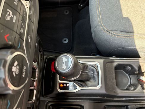 Used 2025 Jeep Wrangler Unlimited Sahara AWD/4WD image 43