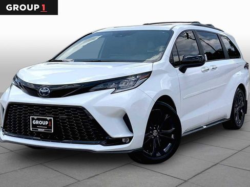 Used 2025 Toyota Sienna XSE FWD image 1