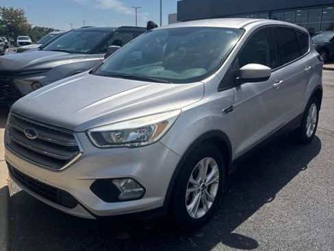 Used 2017 Ford Escape SE FWD image 2