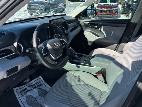 Used 2022 Toyota Highlander L image 11