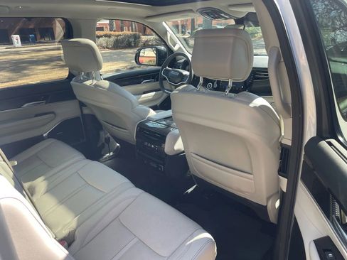 Used 2023 Jeep Wagoneer 4WD w/ Premium Group I image 13