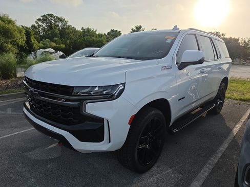 Used 2022 Chevrolet Tahoe Z71 w/ Luxury Package AWD/4WD image 3