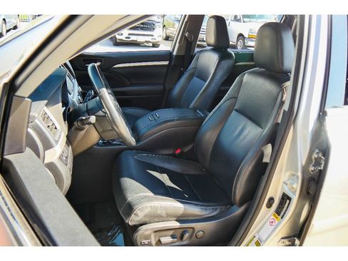 Used 2018 Toyota Highlander XLE AWD/4WD image 10