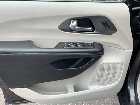 Used 2022 Chrysler Pacifica Touring-L FWD image 15