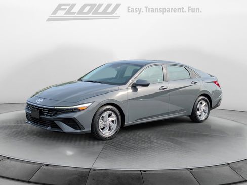 Certified 2024 Hyundai Elantra SE FWD image 3