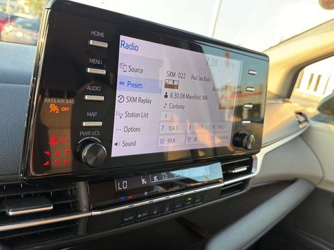 Used 2023 Toyota Sienna LE FWD image 22