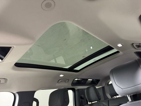 Used 2024 Land Rover Defender 110 X image 28