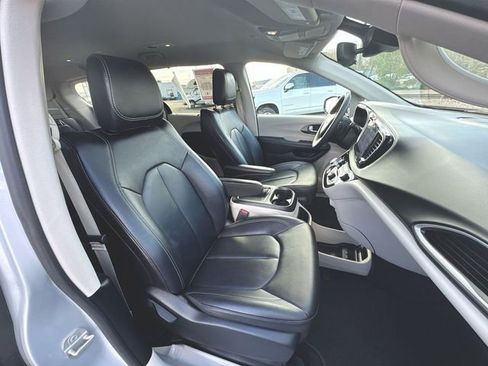 Used 2024 Chrysler Pacifica Touring-L FWD image 34