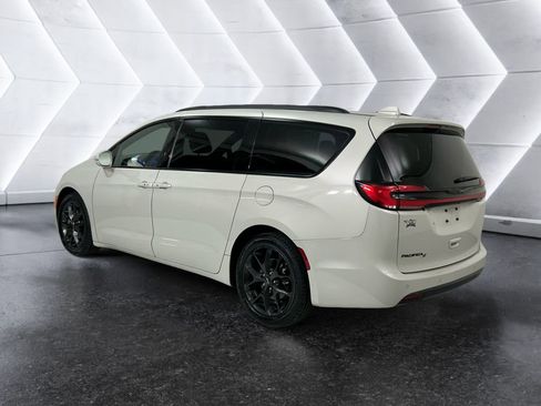 Used 2021 Chrysler Pacifica Touring-L w/ Uconnect Theater Family Group image 6