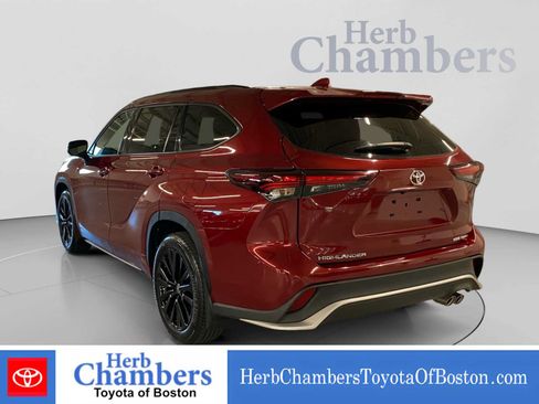 Used 2024 Toyota Highlander XSE AWD/4WD image 3
