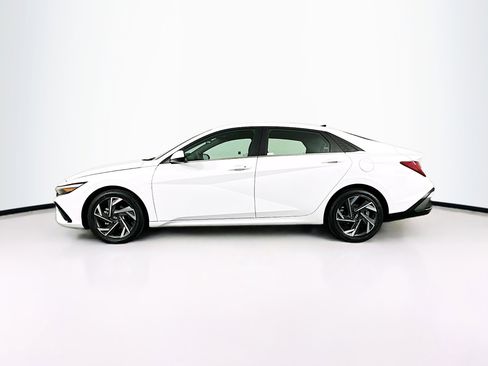 Used 2025 Hyundai Elantra SEL image 4