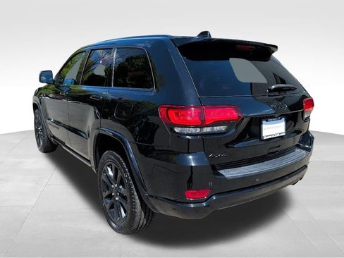 Used 2018 Jeep Grand Cherokee Altitude AWD/4WD image 3