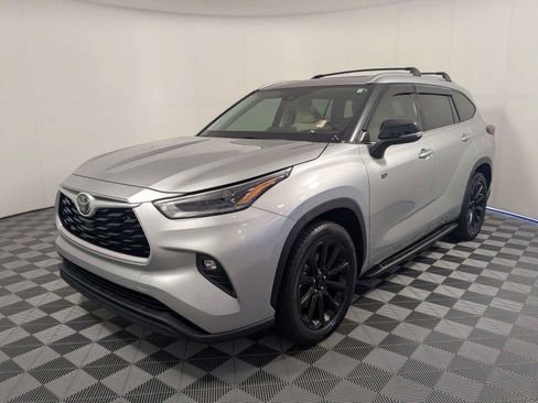 Used 2021 Toyota Highlander XLE FWD image 2