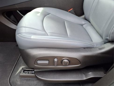 Used 2023 Buick Enclave Essence AWD/4WD image 11