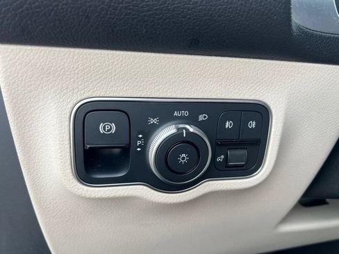 Used 2023 Mercedes-Benz GLB 250 4MATIC w/ Premium Package image 23
