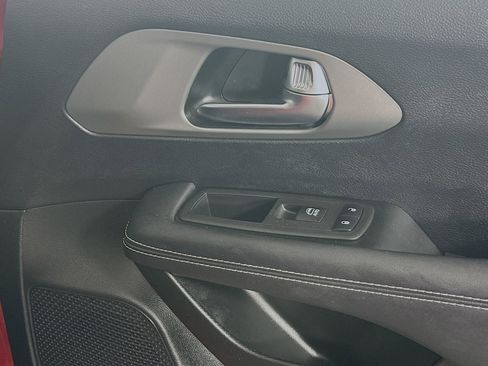 Used 2025 Chrysler Pacifica Select FWD image 29