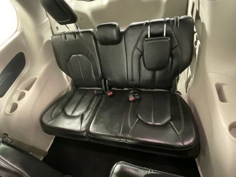 Used 2023 Chrysler Pacifica Touring-L FWD image 17