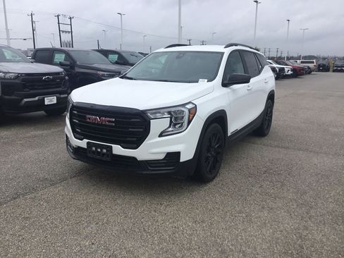 Used 2024 GMC Terrain SLE w/ Driver Convenience Package FWD image 2