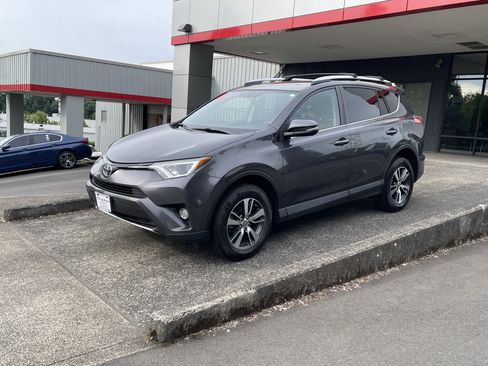 Used 2016 Toyota RAV4 XLE AWD/4WD image 4