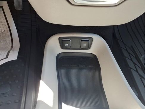 Used 2019 Chrysler Pacifica Touring-L FWD image 24