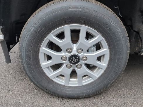 Used 2025 Toyota Tacoma SR5 AWD/4WD image 10