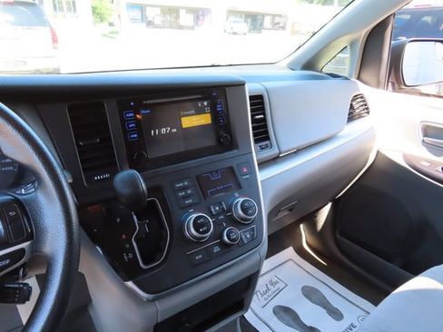 Used 2016 Toyota Sienna LE AWD/4WD image 22