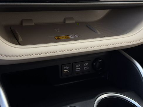 Used 2024 Toyota Highlander XLE FWD image 20