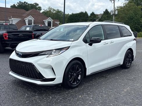 Used 2025 Toyota Sienna XSE AWD/4WD image 3