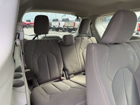 Used 2018 Chrysler Pacifica L FWD image 19