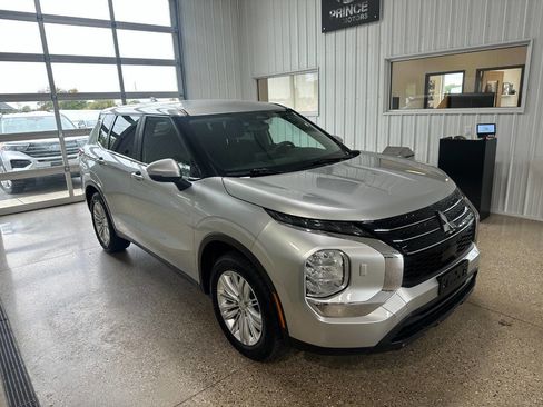 Used 2023 Mitsubishi Outlander ES image 17