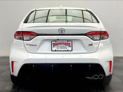 Used 2024 Toyota Corolla SE image 3