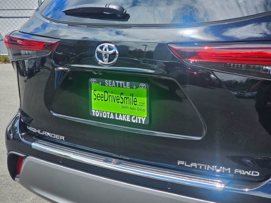 New 2026 Toyota Highlander Platinum AWD/4WD image 13