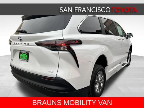 Used 2025 Toyota Sienna XLE image 11