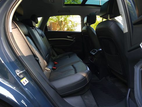 Used 2024 Audi Q8 e-tron Premium AWD/4WD image 19